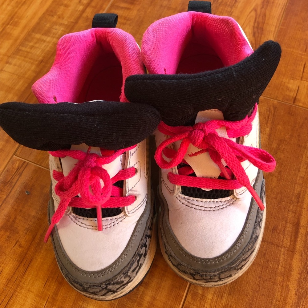 ToddlerGirl’s Jordan sneakers.